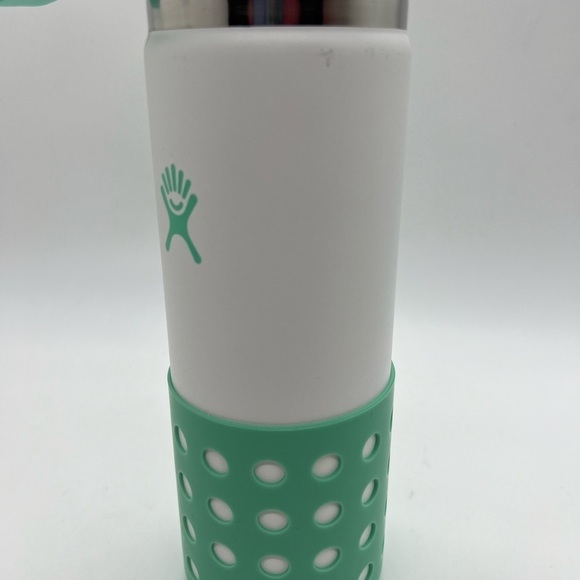 HYDRO FLASK  WHITE AND SEAFOAM GREEN 20 OUNCE INSULATED WATER BOTTLE - Picture 9 of 14